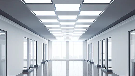 LED-Panels in einem leeren Raum